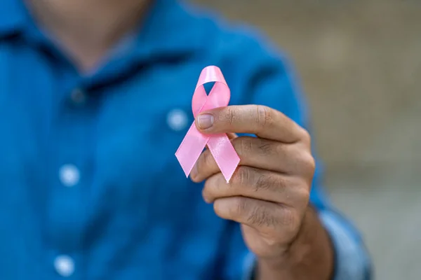 Man Poseren Hij Met Roze Lint Voor Het Ondersteunen Van — Stockfoto