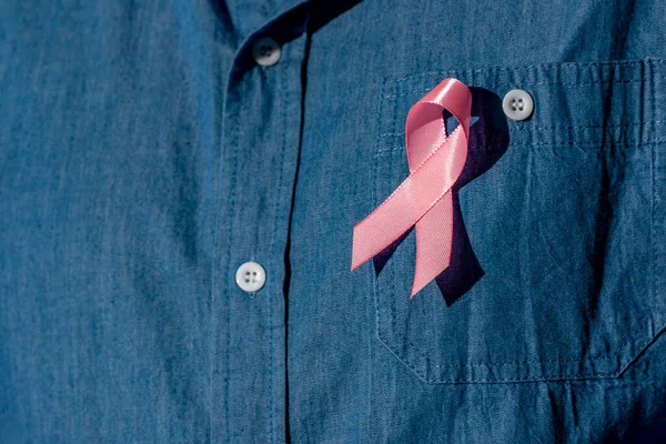 男子举着浅粉丝带支持病人和病人 乳腺癌意识概念 — 图库照片