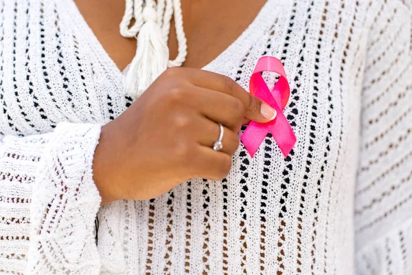 Mulher Com Fita Rosa Para Apoiar Pessoas Que Vivem Doença — Fotografia de Stock