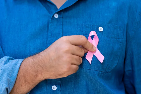Yaşayan Hastalıkları Destekleyen Pembe Kurdeleli Adam Göğüs Kanseri Farkındalığı Konsepti — Stok fotoğraf