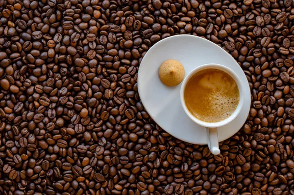 咖啡豆和一杯热咖啡加泡沫和饼干 — 图库照片