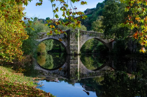 Vista Uma Ponte Pedra Sobre Rio Rodeado Por Árvores Autum — Fotografia de Stock