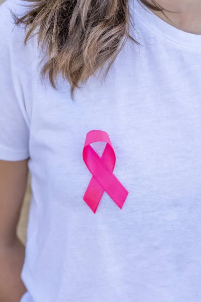 Ung Kvinna Klädd Vit Shirt Med Ett Rosa Sidenband Bröstet — Stockfoto