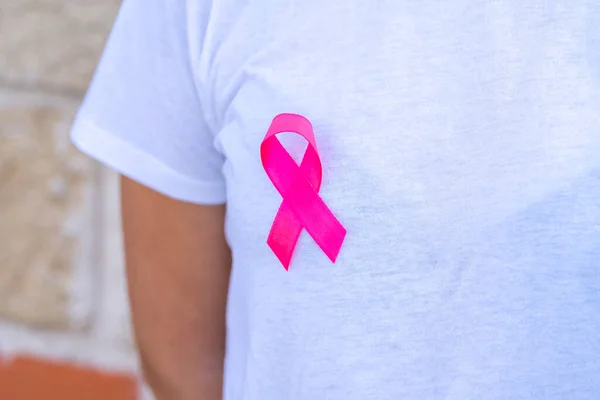 Ung Kvinna Klädd Vit Shirt Med Ett Rosa Sidenband Bröstet — Stockfoto