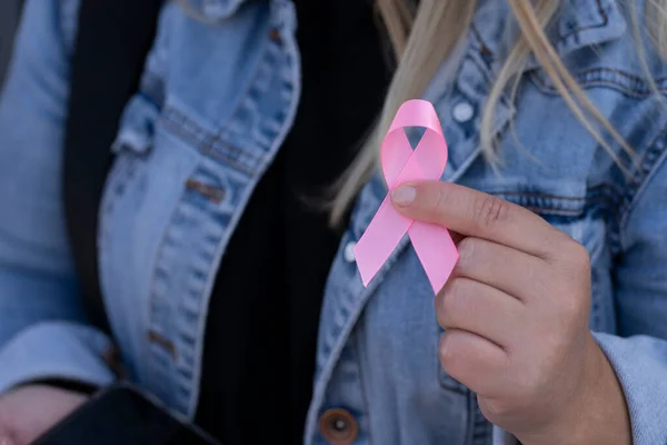 Kvinna Jeansjacka Håller Ett Rosa Sidenband Handen — Stockfoto