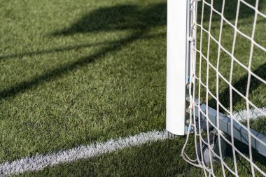 Çimlere çizgiler ve bir futbol sahasının kalesi 