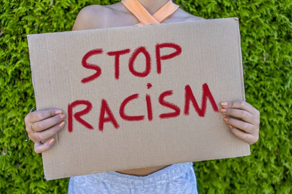 Junge Frau Hält Schild Mit Slogan Gegen Rassismus — Stockfoto
