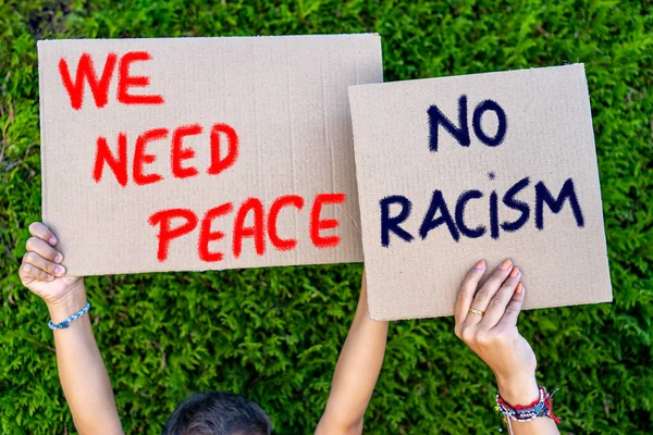 Mãos Jovens Segurando Placas Papelão Com Slogans Contra Racismo — Fotografia de Stock