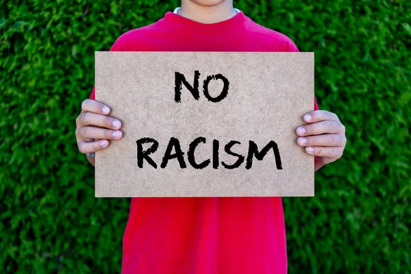 Menino Segurando Sinal Com Slogan Racismo — Fotografia de Stock