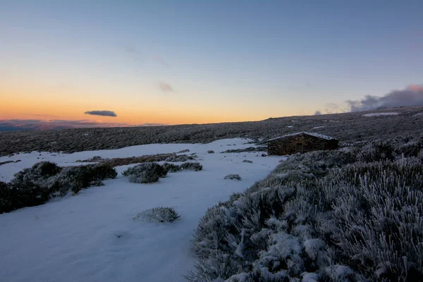 Winter Landscape Stone Shelter Sunset — Stock Photo, Image