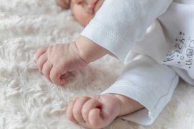 Hastanedeki Beyaz Battaniyeye Yeni Doğan Bebek Eli