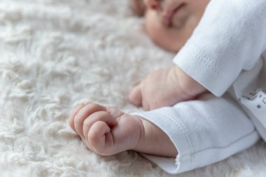 Yumuşak eller ve parmaklar yeni doğmuş bebeğe yakın.
