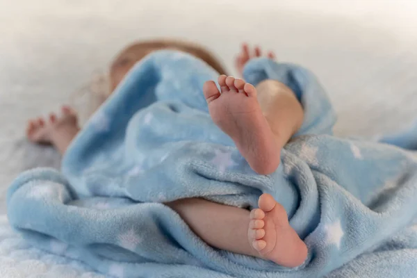 Новорожденный Ребенок Лежит Голубом Одеяле — стоковое фото