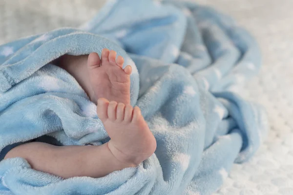 Piedi Neonato Sdraiato Una Coperta Blu — Foto Stock