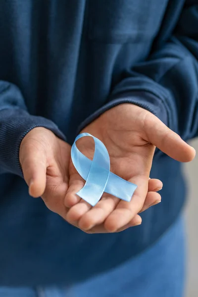 Mani Con Nastro Blu Che Simboleggia Cancro Alla Prostata — Foto Stock