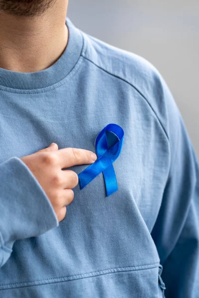 Mann Mit Blauem Band Symbolisiert Das Bewusstsein Für Prostatakrebs Und — Stockfoto