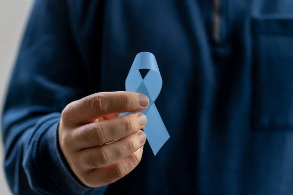 Man Met Een Blauw Lint Symbolisch Voor Prostaatkanker Bewustmakingscampagne Voor Rechtenvrije Stockfoto's