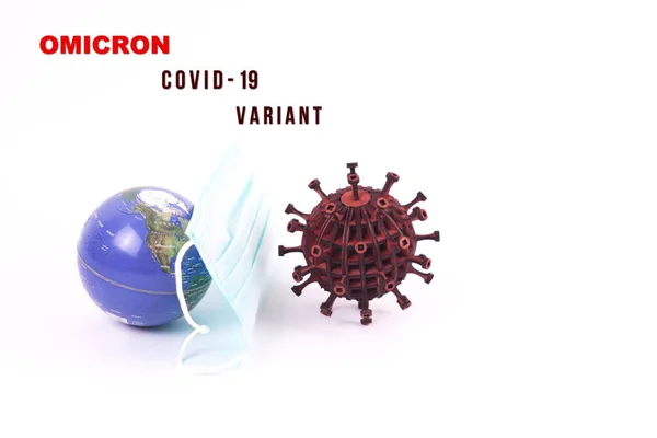 3D ahşap Coronavirus ve Dünya beyaz arka planda tıbbi maskeli. Covid-19 yeni omikron virüs değişkeni konsepti.