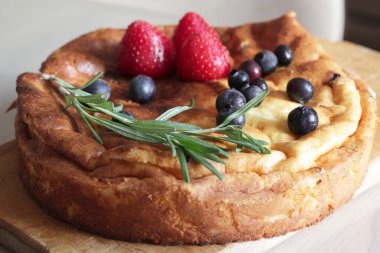 Tahtada böğürtlenli turta