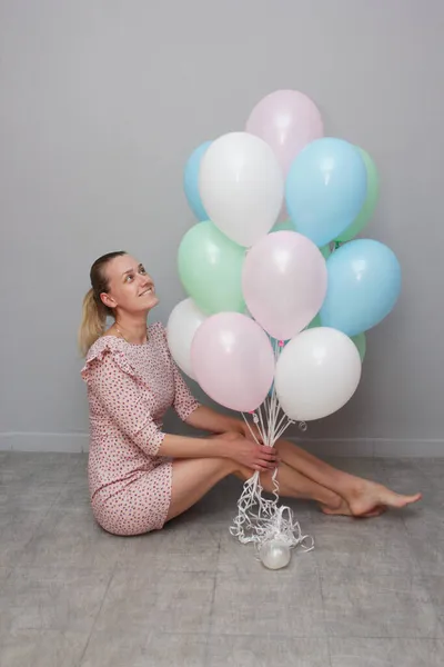 Mädchen Einem Rosa Kleid Mit Einem Bündel Luftballons — Stockfoto