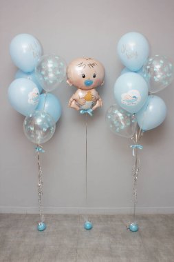 Hastaneden taburcu olmak için balonlar, bebekli mavi balonlar.
