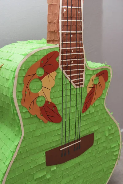 Gitar yeşili, pinata şeklinde gitar.