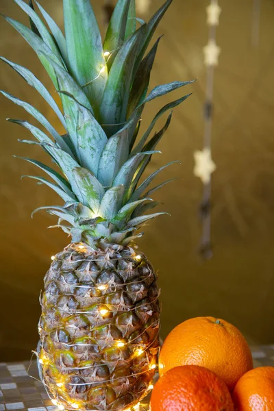 Piña Manadrines Naranjas Sobre Mesa —  Fotos de Stock