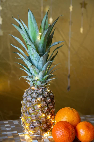 Piña Manadrines Naranjas Sobre Mesa —  Fotos de Stock