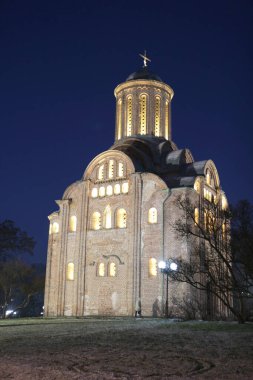 Bir kış gecesinde tepede tapınak, tapınağın pencerelerinde sarı ışık