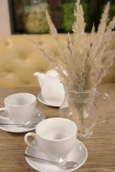 Белый Чайник Две Чашки Чая Столе Рядом Кувшином Сушеными Цветами — стоковое фото