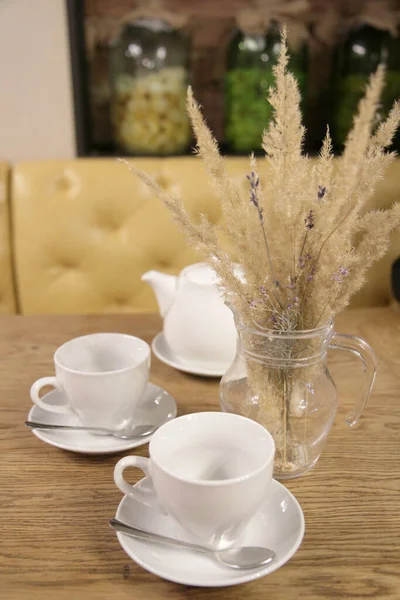 Белый Чайник Две Чашки Чая Столе Рядом Кувшином Сушеными Цветами — стоковое фото