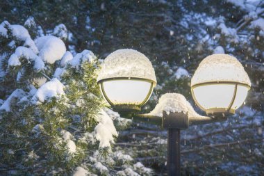 Kar altında sokak lambası, kar fırtınası, kış akşamı, kar altında bir fenerin ışığı.