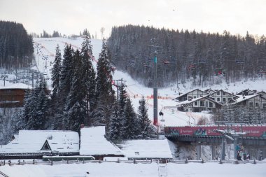 Ağaçlara çok kar yağar, kardaki Noel ağaçları, kayak merkezi, kış, kış ormanlarındaki ahşap evler