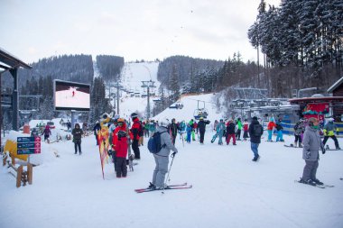 Kayak, dağlarda aktif kış tatili.