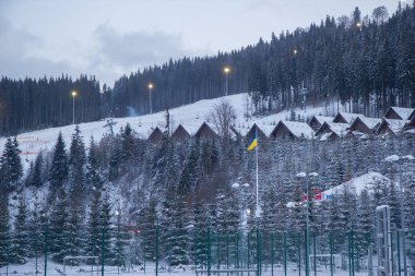 Kışın dağlarda ahşap evler, kayak merkezleri