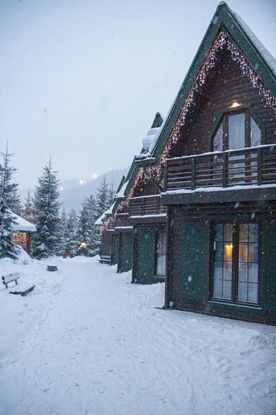 Winteravond Het Dorp Houten Huizen Sneeuw Winterbos Dennenbomen Sneeuw — Stockfoto