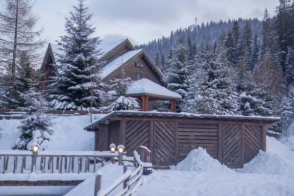 Casa Madeira Com Uma Ponte Contra Pano Fundo Montanhas Inverno — Fotografia de Stock