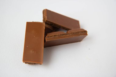 Sütlü çikolata beyaz bir masada yatıyor.