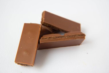 Sütlü çikolata beyaz bir masada yatıyor.