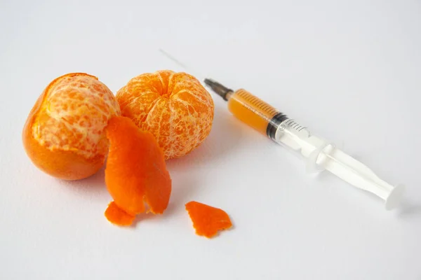 Mandarinen Auf Weißem Hintergrund Neben Einer Spritze — Stockfoto