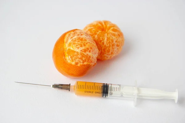 Mandarinen Auf Weißem Hintergrund Neben Einer Spritze — Stockfoto