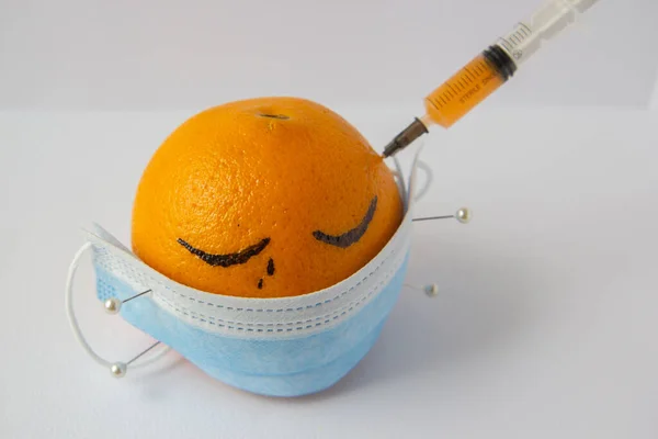 Medizinische Maske Mit Nadeln Eine Orange Geheftet — Stockfoto