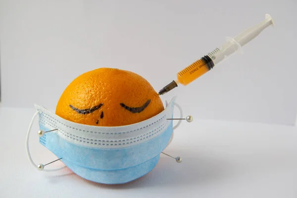 Medizinische Maske Mit Nadeln Eine Orange Geheftet — Stockfoto