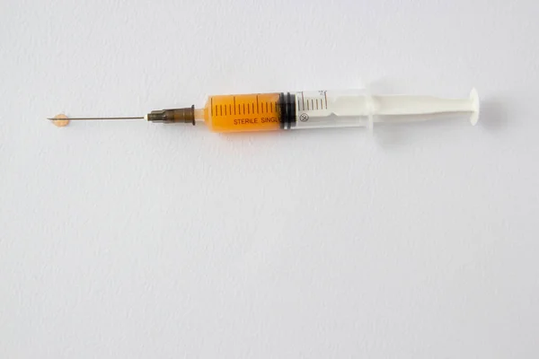 Syringe Needle Lies Table Filled Orange Liquid — Stock Photo, Image