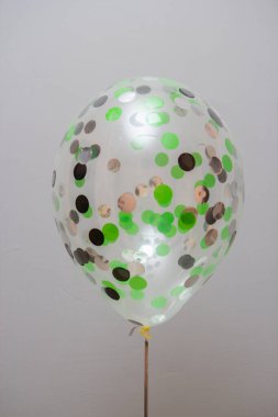 Yeşil konfetiyle şeffaf balon