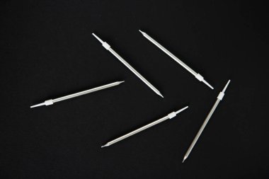 Siyah arka planda uzun gümüş mumlar