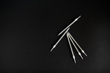 Siyah arka planda uzun gümüş mumlar