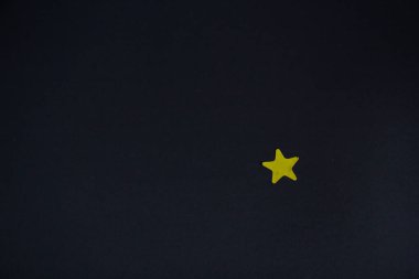 Siyah arkaplanda bir altın yıldız