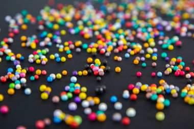 Siyah arkaplanda çok renkli köpük topları