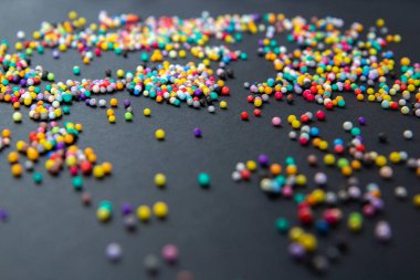 Siyah arkaplanda çok renkli köpük topları